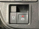 指先だけで簡単に操作が可能な電動パーキングブレーキを採用。「HOLD」スイッチを押すと、渋滞や信号待ちなどでブレーキペダルから足を離しても、ブレーキを保持するので安心です