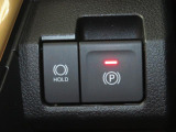 電動パーキングブレーキ&オートブレーキホールド機能付。「HOLD」スイッチを押しシステムONの状態にしておくことで信号待ちでブレーキを踏んで停車時ブレーキペダルから足を離してもブレーキを保持。楽です。