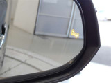 ブラインドスポットモニター装備。隣車線を走る車両を検知。ドアミラーでは確認しにくい後、側方エリアに存在する車両や急接近してくる車両も検知しドアミラーに搭載されたLEDインジケーターが点灯します。
