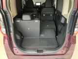 後部座席倒せます。5:5分割で倒すことも可能です。倒すことでゴルフバックなど、長さのある荷物も積み込み可能です。