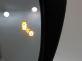 隣車線を走る車両をレーダーで検知し、ドアミラーでは確認しにくい後側方エリアに存在する車両に加え、急接近してくる車両も検知します。車両を検知するとドアミラーに搭載されたLEDインジケーターが点灯します。