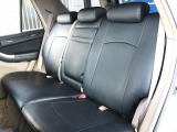 全席にブラックレザー調シートカバーが取付済み!車内の雰囲気も高級感UP♪