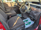 フロントシートのお写真です。 広い足元と、ゆったり座れるシートは長時間の運転でも疲れにくくなっております♪