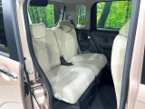 後部座席も気になるようなキズ・汚れやへたり等、大きなダメージはなく、良好な状態です。