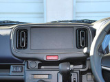 用途に合わせ、お好みのナビやオーディオを装着可能です(別途)。 Can be equipped with navi or audio separately fitting your needs.