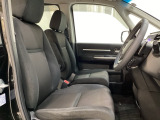広い足元に肘掛けもついたゆったり座れるシートです。運転席と助手席の間が空いているため、助手席側への移動がスムーズです。交通量の多い道でも、助手席側から乗り降りができます。
