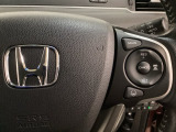 ハンドルにHondaセンシング系のクルーズコントロールやレーンキープアシストなどの操作スイッチが装備されています。ハンドルから手を離さず安全に操作できます。