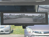 【デジタルルームミラー】車両後方カメラの映像をルームミラーに映すことが出来ます。 そのため、後席に人や荷物があって後方が見えづらい場合でもしっかり視界を確保することが出来ます。