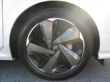 純正アルミホイールを装備しております。