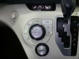 【オートエアコン】車内温度を感知して自動で温度調整をしてくれるのでいつでも快適な車内空間を創り上げます!どの席に座っても快適なドライブが楽しめます♪