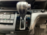 CVT車のセレクトレバーです。低速から高速まで、変速ショックのないスムーズな走りを実現するとともに、エンジン効率のよい領域を維持することで燃費にも貢献します。