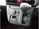 こちらのシフトは、車両にマッチしたデザインになっています!握りやすく、操作し易い配置になっていますので、いつも触れるシフトだからこそ、大切ですね!