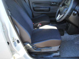 座面の高さを調整でき、小柄な方も見晴らし良く運転できます。 Adjustable seat height allows petite drivers to drive with good view.