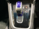 ハイブリッド専用セレクトレバーです。シフトチェンジを電子信号で送信するセレクトレバーを採用していますので、軽快でスマートな操作を楽しめます。