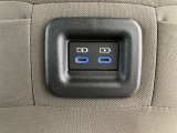 後席の方用にも充電用USB端子付き。スマートフォンなどの充電に便利です。