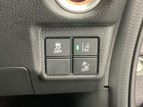 Hondaセンシング用の、VSA(ABS+TCS+横滑り抑制)解除とレーンキープアシストシステムのメインスイッチなどはハンドルの右側に装備しています。
