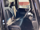フロントシートはベンチシートです。ベンチシ―トは運転席と助手席の移動もスムーズ!狭い駐車場での乗り降りに便利です。