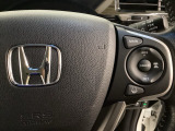ハンドルにHondaセンシング系のクルーズコントロールやレーンキープアシストなどの操作スイッチが装備されています。ハンドルから手を離さず安全に操作できます。