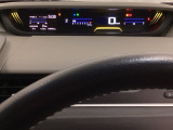 デジタル表示のスピードメーターとタコメーターを大きく配した見やすいメーター部になっています。左側のインフォメーション画面でオドメーターや燃費などの情報を確認できます。