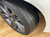 ※夏タイヤ新品納車※新品タイヤで納車いたします♪溝が少ないままだとスリップしたりブレーキ時の制動距離が長くなってしまいます。交換までまだまだ余裕があるのは経済的にも助かります