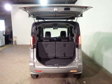 ★スペーシアカスタムのラゲッジスペースです♪後部座席はセパレートタイプで使い勝手も良く広々した空間でたくさん荷物を積む事が出来ます♪ご納車前には外装+内装クリーニングも実施いたしますので快適です♪