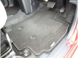 フロアマットも綺麗にクリーニングされています。尚、臭い・汚れ等には個人差がございますので、必ず現車確認下さいませ。