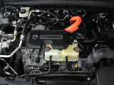 e-SKYACTIV R-EV 電気で走り、ロータリーで発電。充電を気にせず遠出も安心。Electric drive, Rotary gen. Worry-free long trips.