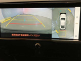 【パノラミックビューモニター】映像で、見づらい車両周辺の確認をアシスト。クルマを真上から見ているような映像を表示。 運転席から確認しにくい車両周囲の状況を把握。