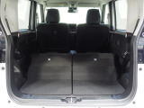 後席を左右とも倒した状態です。実用的な広さの荷室になります。