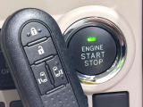 【キーフリーシステム】カバンやポケットに入れたままでもドアの施錠・解錠が可能なスマートキーを装備。エンジンのオン・オフ時もカギを取り出す必要が無いからとっても便利です♪