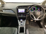 車内は光触媒抗菌消臭施工済です。インパネ周りはスタイリッシュなデザインです。グローブボックスやカップホルダーのほかにトレーなどたくさんの収納スペースが付いています。