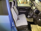 【ベンチシート】運転席と助手席の移動もスムーズ!狭い駐車場での乗り降りや、お子様の乗り降りにも便利です。座席の間にコンソールボックスやドリンクホルダーがないため、車内空間が広く感じます。
