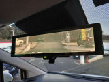 インテリジェントルームミラー カメラからの映像をミラーで見たように表示します。角度や光度等の調整も可能。後席の人と目を合わせず後方確認出来ます。