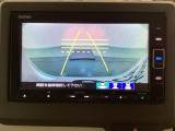 バックでの車庫入れも安心です! リアカメラが付いているバックモニター付のナビを装備しております。操作線もついており距離感も画面から確認できます。
