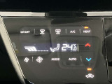 段差のないパネルスイッチのオートエアコン付きです。予め温度設定すれば後はセンサーが感知して設定温度を保ってくれますので快適なドライブが楽しめます。雨の日のガラスの曇りもなく安全な運転ができます。