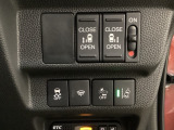 両側電動スライドドアは運転席から操作ができるよう、操作スイッチが付いています。Hondaセンシング用のVSA(ABS+TCS+横滑り抑制)解除と路外逸脱抑制機能のオンオフスイッチなどがあります。