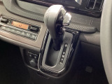 インパネシフトを採用しているので、前席の足元も広々としています。運転席と助手席の行き来もスムーズです!