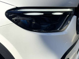 メルセデス・ベンツのヘッドライトはヘッドライトをいち早く点灯させ、周囲に対して自車の存在をアピールし、被視認性を高めて交通事故を減らそうという考えなのです。これこそが、メルセデスの安全哲学です。