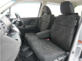 運転席と助手席は足元が繋がっているので自由に行き来しやすいので駐車場が狭いときでも助手席側からスムーズに乗り降りできて便利!