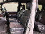 【運転席・助手席シート】いたみ、汚れなどは少なく、全体的に良好な状態です。