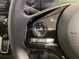 ステアリングにオーディオ操作スイッチが付いています。オーディオ画面に直接タッチしなくても操作が出来ますので、運転に集中できます。