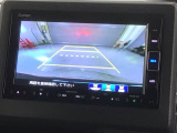 リバースギアに入れるだけで後方の表示へ切り替わります。夜間や雨の日の駐車も楽になりますよ。
