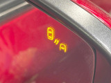 【ブラインドスポットモニタリング】走行中、ドアミラーの死角になりやすい箇所に後続車が接近するとサイドミラー付近に警告を表示、ドライバーに注意喚起をしてくれます。