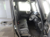 フロントシートはベンチシートタイプ♪ 室内空間は広々で移動も楽々です♪狭い駐車空間など助手席ドアから出たい時にも大変便利ですよ♪