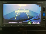 バックでの車庫入れも安心です! リアカメラが付いているバックモニター付のナビを装備しております。操作線もついており距離感も画面から確認できます。