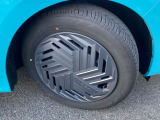 スチールホイールに日産純正ホイールカバーが付いています。