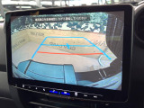 【バックカメラ】駐車時に後方がリアルタイム映像で確認できます。大型商業施設や立体駐車場での駐車時や、夜間のバック時に大活躍!運転スキルに関わらず、今や必須となった装備のひとつです!
