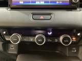オートエアコンがついてます。左右独立で温度設定のできるデュアルオートエアコンです。パネル内のシートヒータースイッチは前席の左右別々に3段階で温度設定ができます。