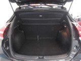 ラゲッジスペースも広々していて荷物もたくさん載りそうです。普段のお買い物もこれだけのスペースがあれば安心ですね。