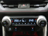 左右独立温度コントロールフルオートエアコンです。運転席、助手席それぞれで独立して温度設定ができます。冷え性の方が乗っても安心ですね♪